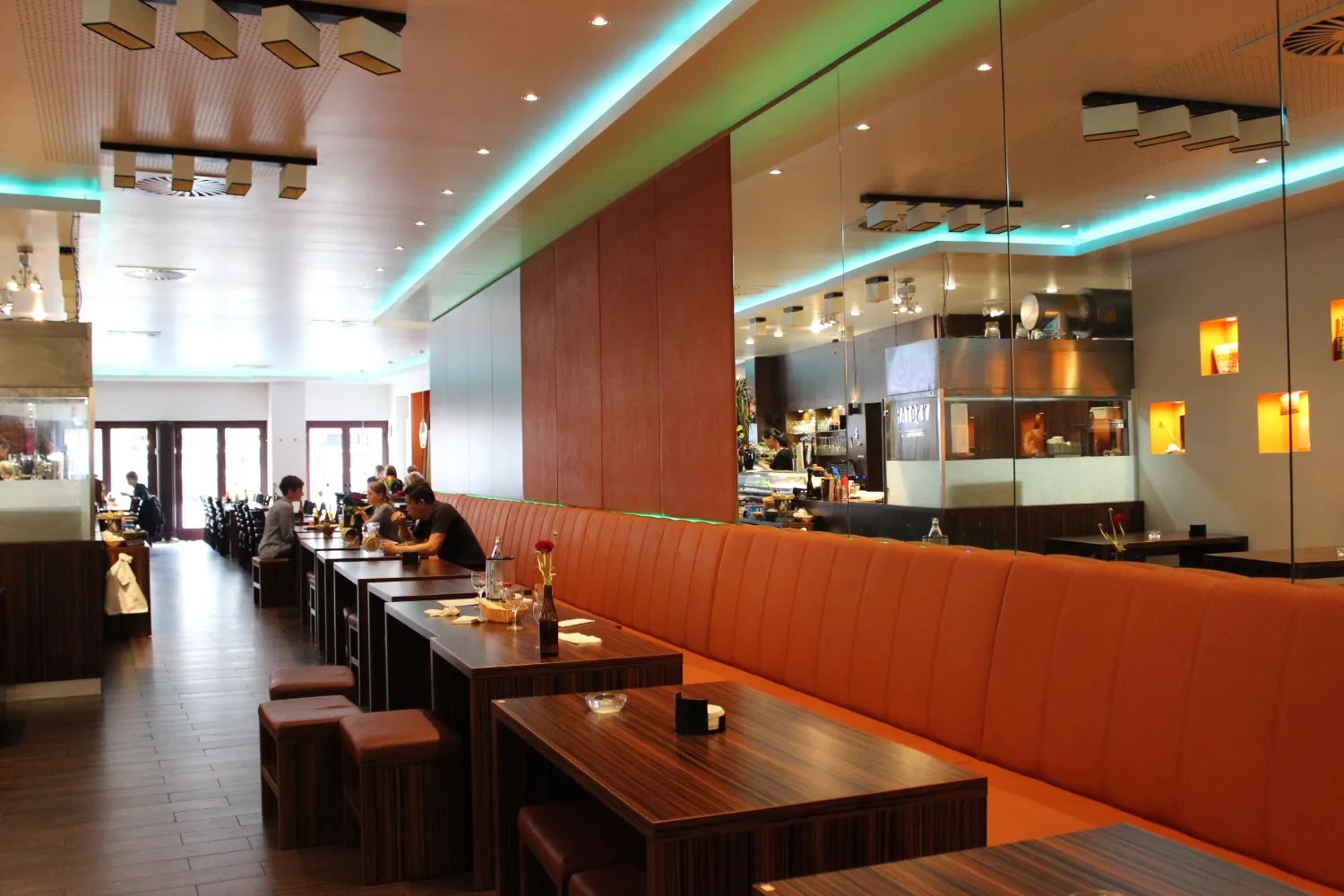 Viele Banksysteme "New York 02 Round" an einer Wand in einem Café