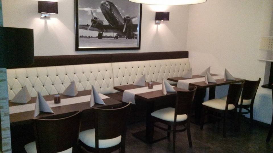 Banksystem-mit-Sockel-Las-Vegas-04-_G-1001-1094_2 Ein kleines Loka, was in beige, braun und schwarz eingerichtet ist.