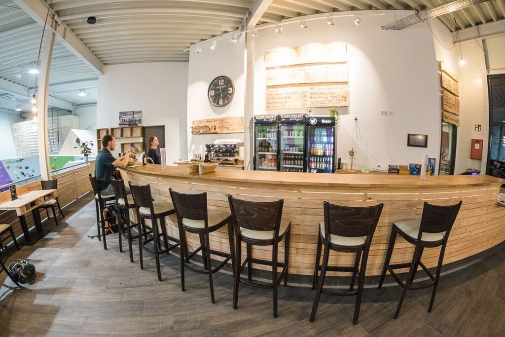 Batresen in einem Kaffeehaus mit Gastronomie Holz Barhocker "Lynda" ausgestattet