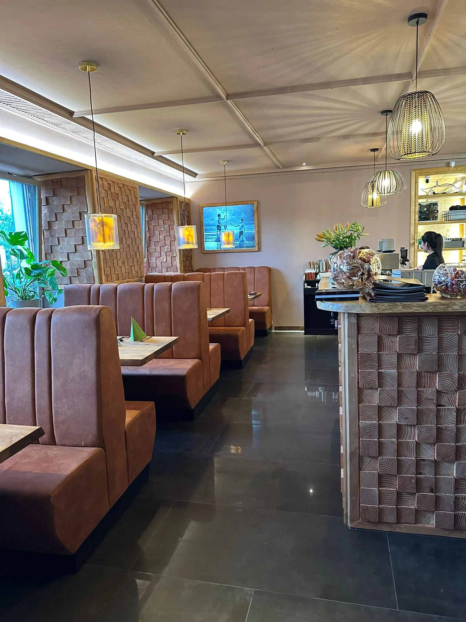 Referenz-Memphis-Polsterbank Banksystem mit Sockel "Memphis"