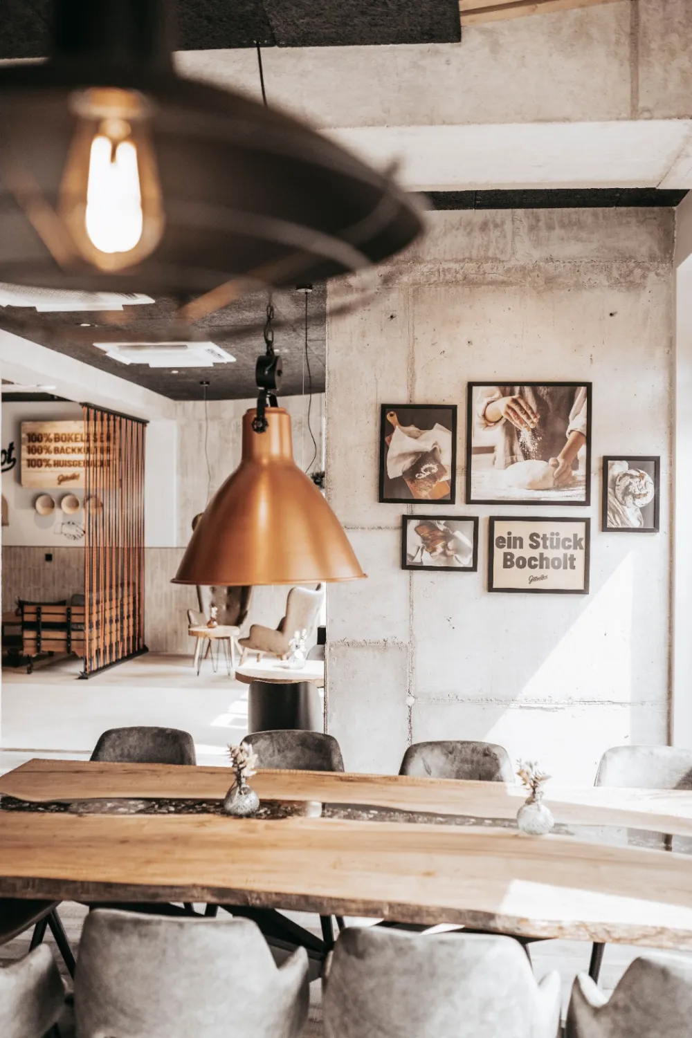 Gildhuis ist in hellen Grautönen und im Industriestil eingerichtet.