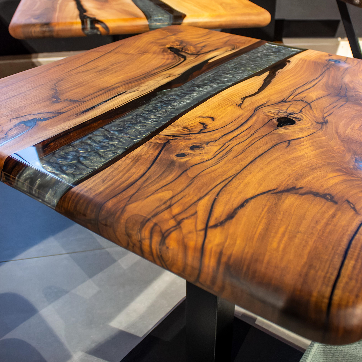 Tischplatte Epoxidharz "CNC-Metallic grau" Unikate Walnuss Massivholz Tischplatte Epoxidharz "CNC-Metallic grau" Unikate Walnuss Massivholz