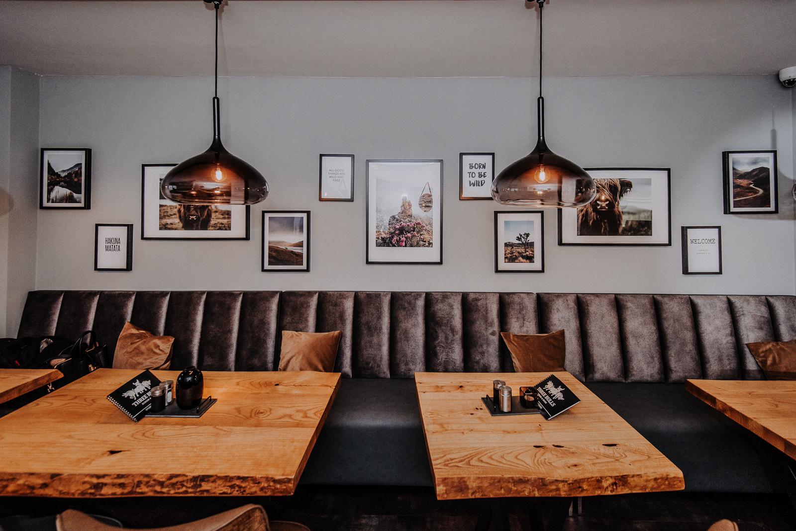 Banksystem "Nice" an Holztischen in Café