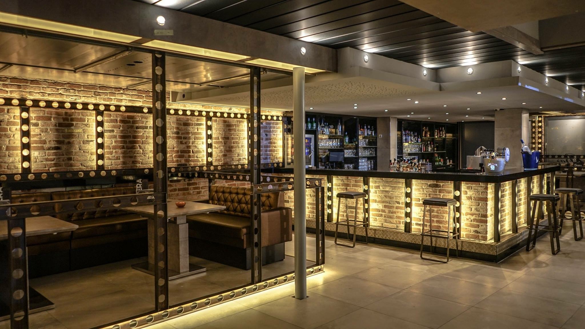 Moderne Bar mit indirekter Beleuchtung und einer Sitzgruppe aus "Las Vegas Lounge" Banksystemen.
