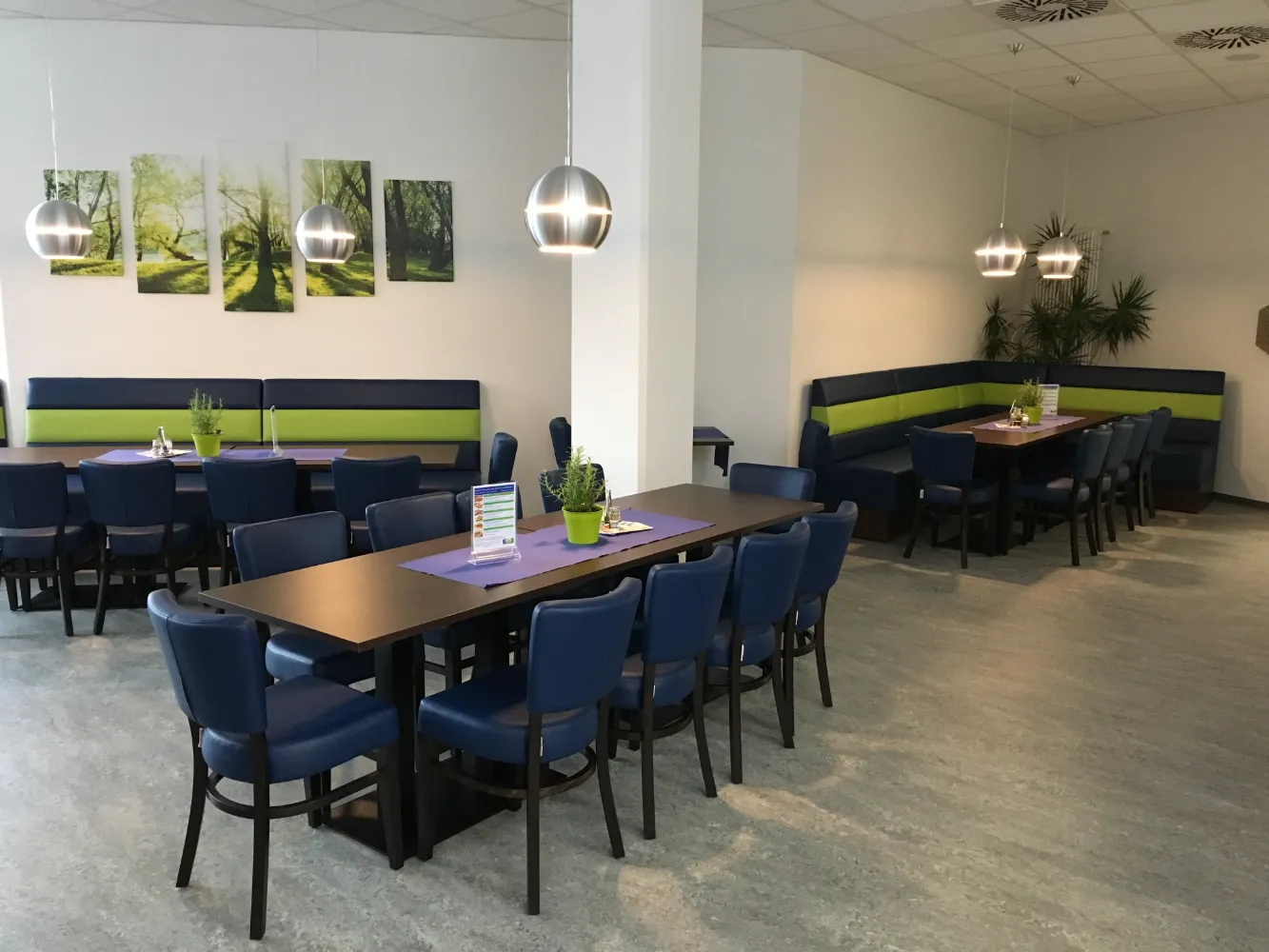 Banksystem-mit-Fuesse-Nolte-F-Sitzbaenke_G-1001-1121_5 Banksystem mit Sockel "Nolte 03" in großem Mensasaal