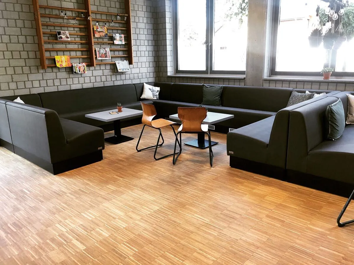 Banksystem-Desire-Lounge-Sitzbaenke_G-1001-1070_1 Banksystem "Desire Lounge" als Nischen-Formation in Café Atmosphäre