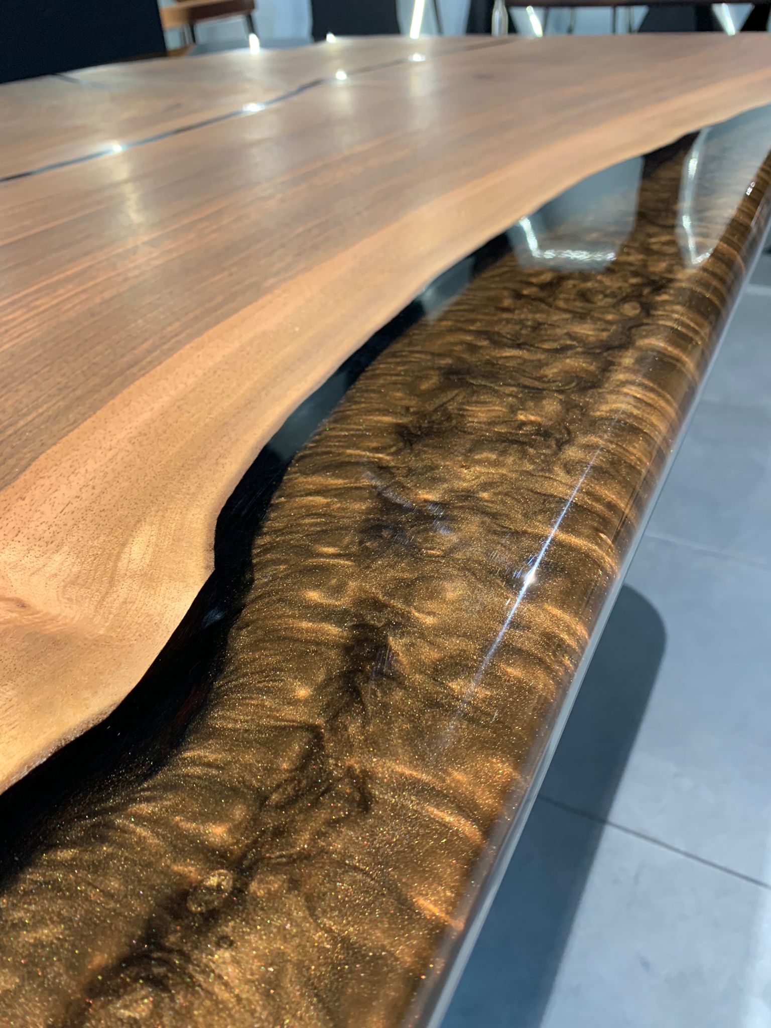 Epoxid Table 230 x 110 cm Massiv American Walnut CNC metallic brown mit Fuß