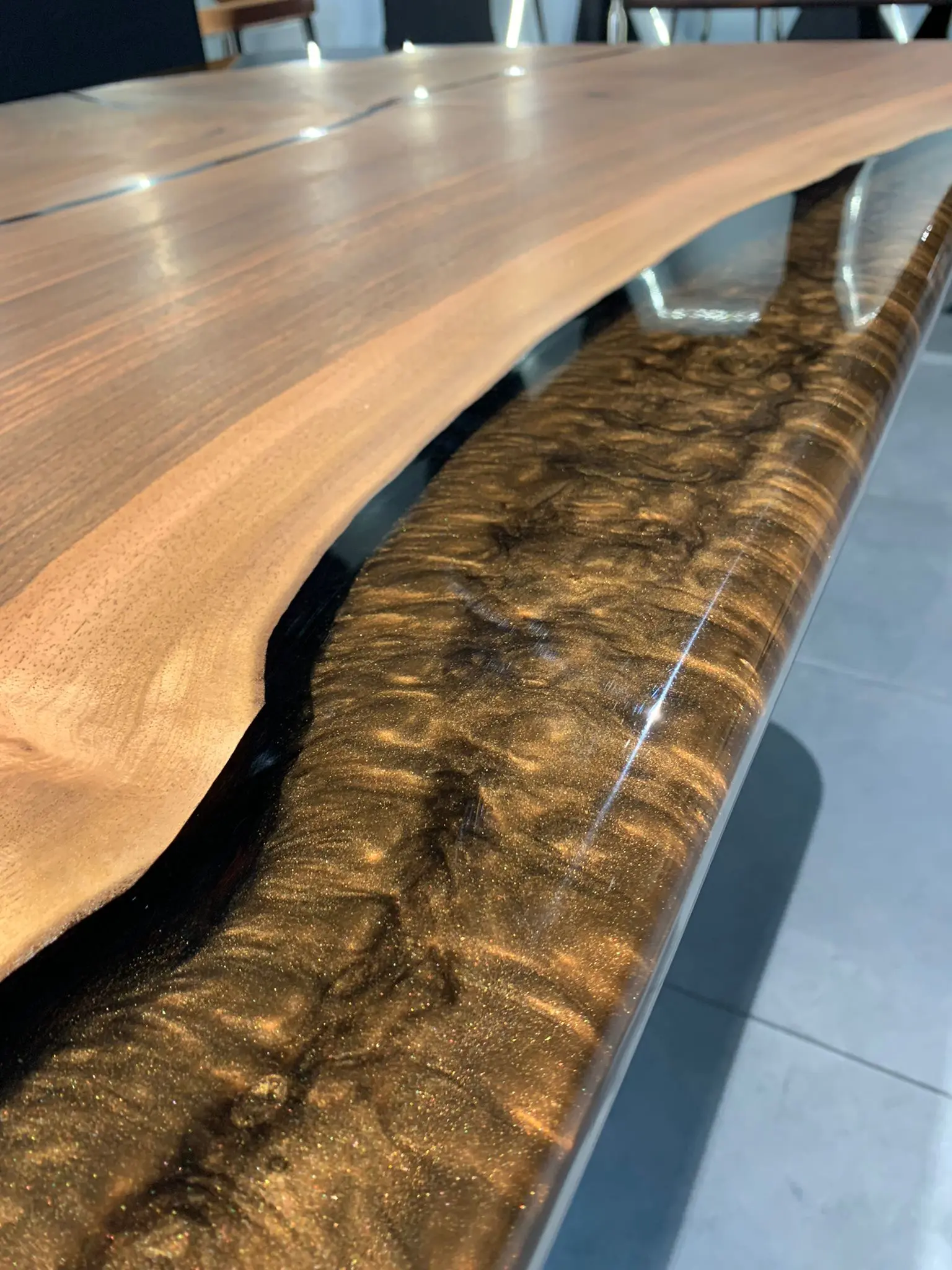 Epoxid-Table-230-x-110-cm-Massiv-American-Walnut-CNC-metallic-brown-mit-Fuss_G10746_2 Epoxid Table 230 x 110 cm Massiv American Walnut CNC metallic brown mit Fuß