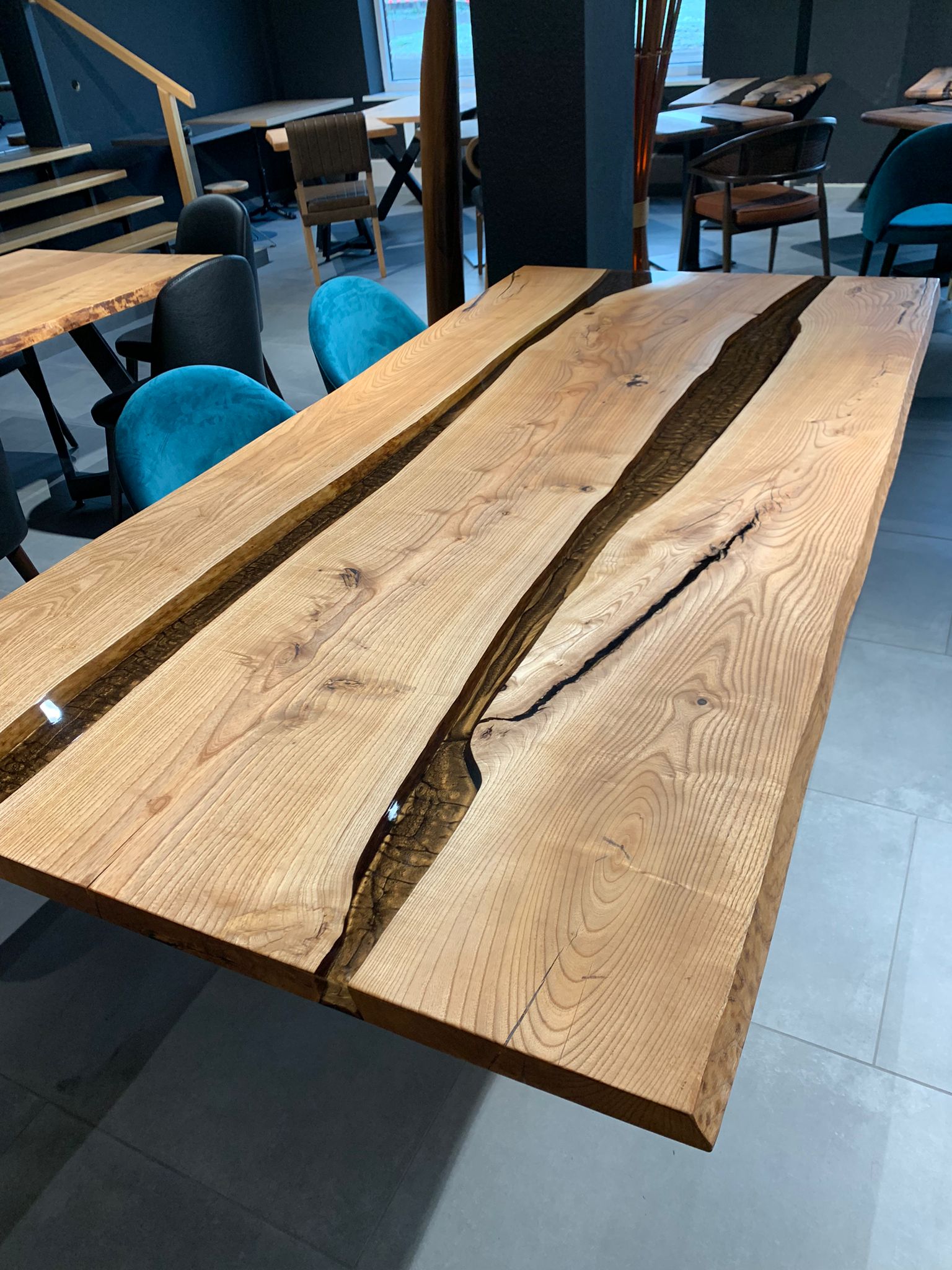 Esstisch Epoxid 240 x 120 cm Massivholz Esche Baumkante
