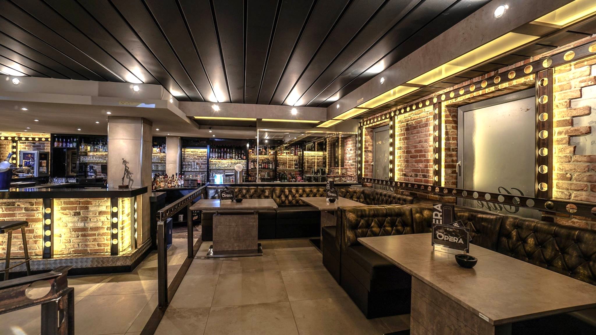 Blick in eine stylische Bar mit "Las Vegas Lounge" Sitzbänken.